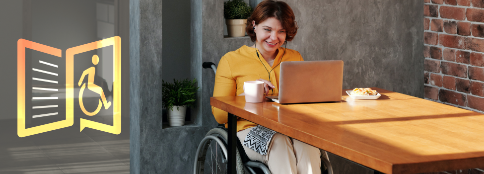 Auf dem Bild für die Barrierefreiheit ist eine Frau im Rollstuhl zu sehen, wie sie am Ess-Tisch sitzt und arbeitet. Daneben ist ein Hinweis für Barriere-Freiheit und Leichte Sprache.