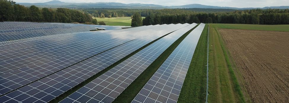 Photovoltaikanlagen inmitten einer grünen Hügellandschaft. Photovoltaikanlagen inmitten einer grünen Hügellandschaft.
