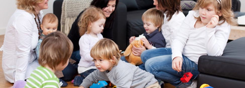 Beispielbild: Kinder beim Spielen im Spielkreis. Beispielbild: Kinder beim Spielen im Spielkreis.