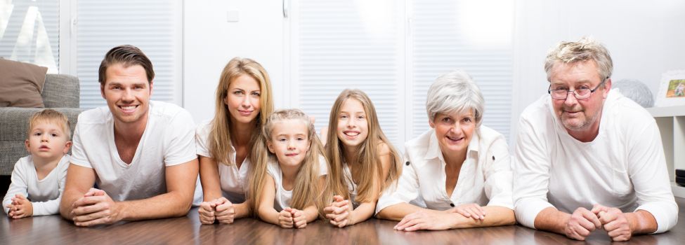Eine fröhliche Familie mit Mutter, Vater, drei Kindern und den Großeltern. Eine fröhliche Familie mit Mutter, Vater, drei Kindern und den Großeltern.