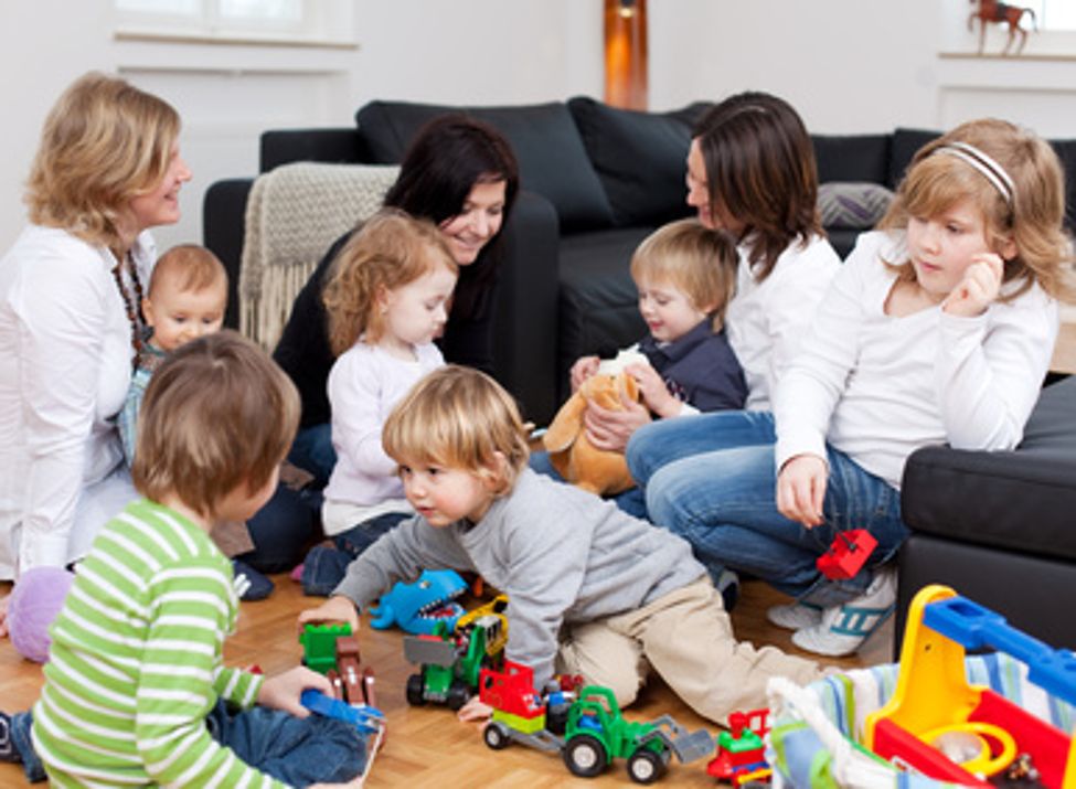 Beispielbild: Kinder beim Spielen im Spielkreis.