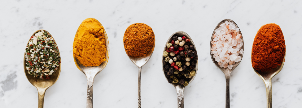 Verschiedene Gewürze zum Kochen, wie Salz. Pfeffer, oder Curry.