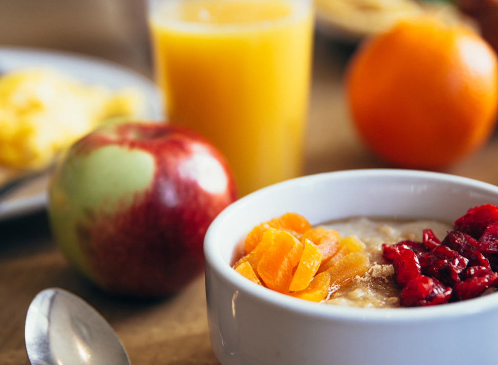 Ein ausgewogenes Frühstück mit Müsli, Croissant, Saft, Kaffee, Aufschnitt und Brötchen.