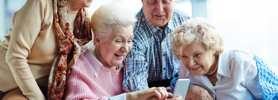 Besiepielbild Senioren die Lachen und Spaß haben im Alter.