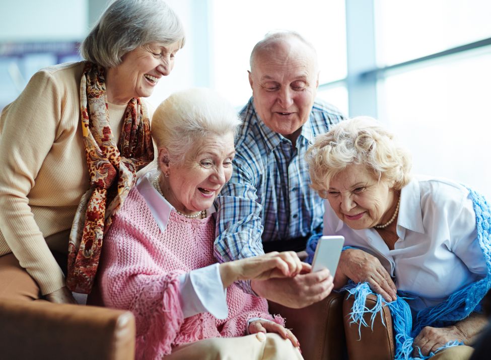 Besiepielbild Senioren die Lachen und Spaß haben im Alter.