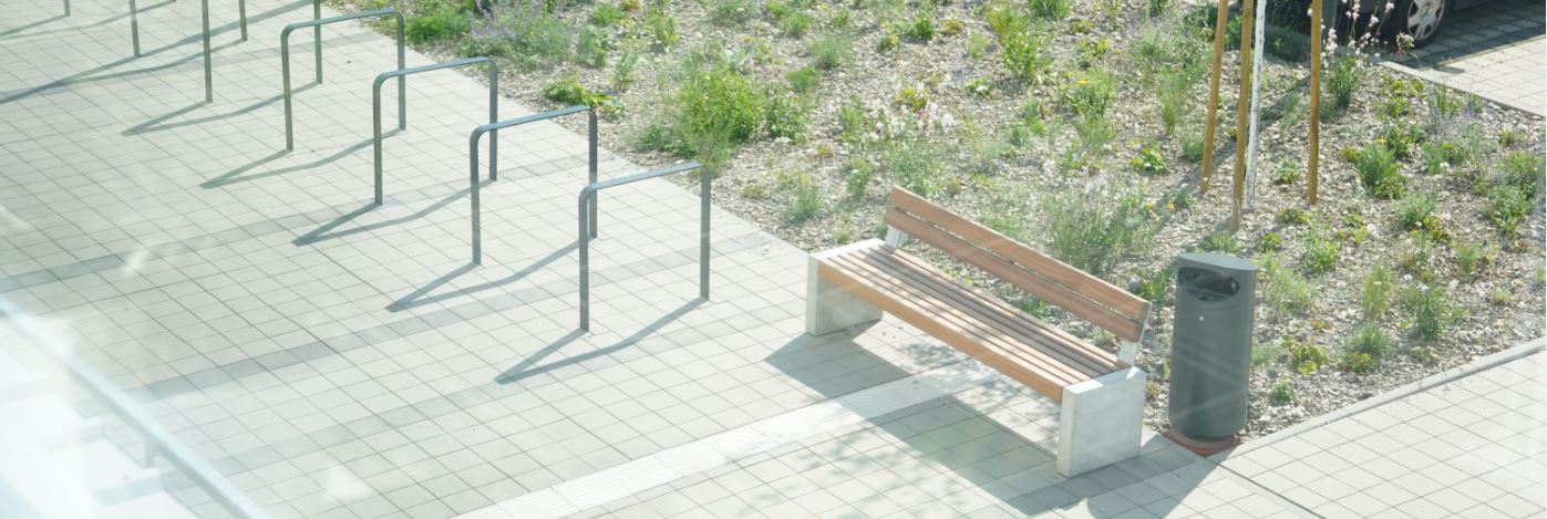 Der Außenbereich bietet neben Sitzmöglichkeiten und Fahrradparkplätzen auch einen Wohnmobilstellplatz.