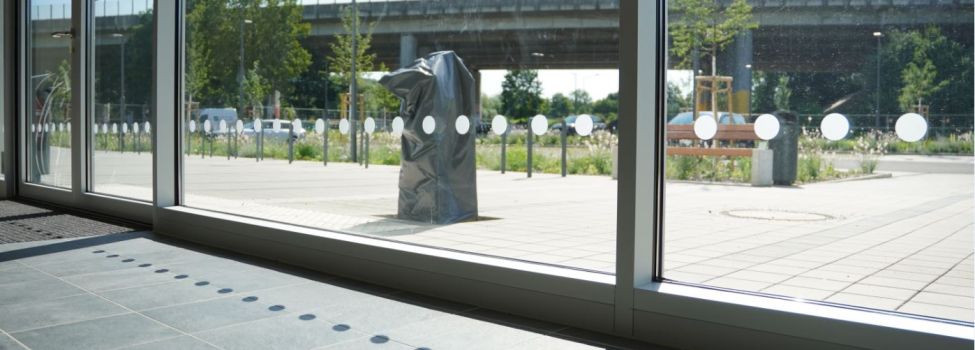 Öffnungszeiten, mit einem Bild vom Eingangsbereich des neuen Bades im Erdgeschoss.