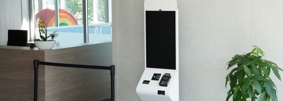 Generelle Informationen, das Bild zeigt den Eingangsbereich mit Kasse und Ticket-Terminal.