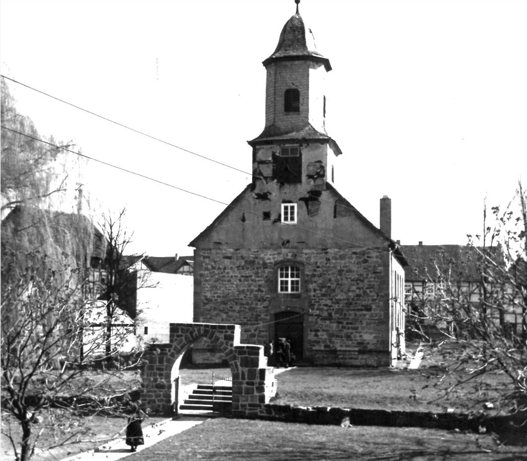 Die Kirche um 1945, die Schäden am Putz des verkleideten Fachwerks ist deutlich zu sehen.