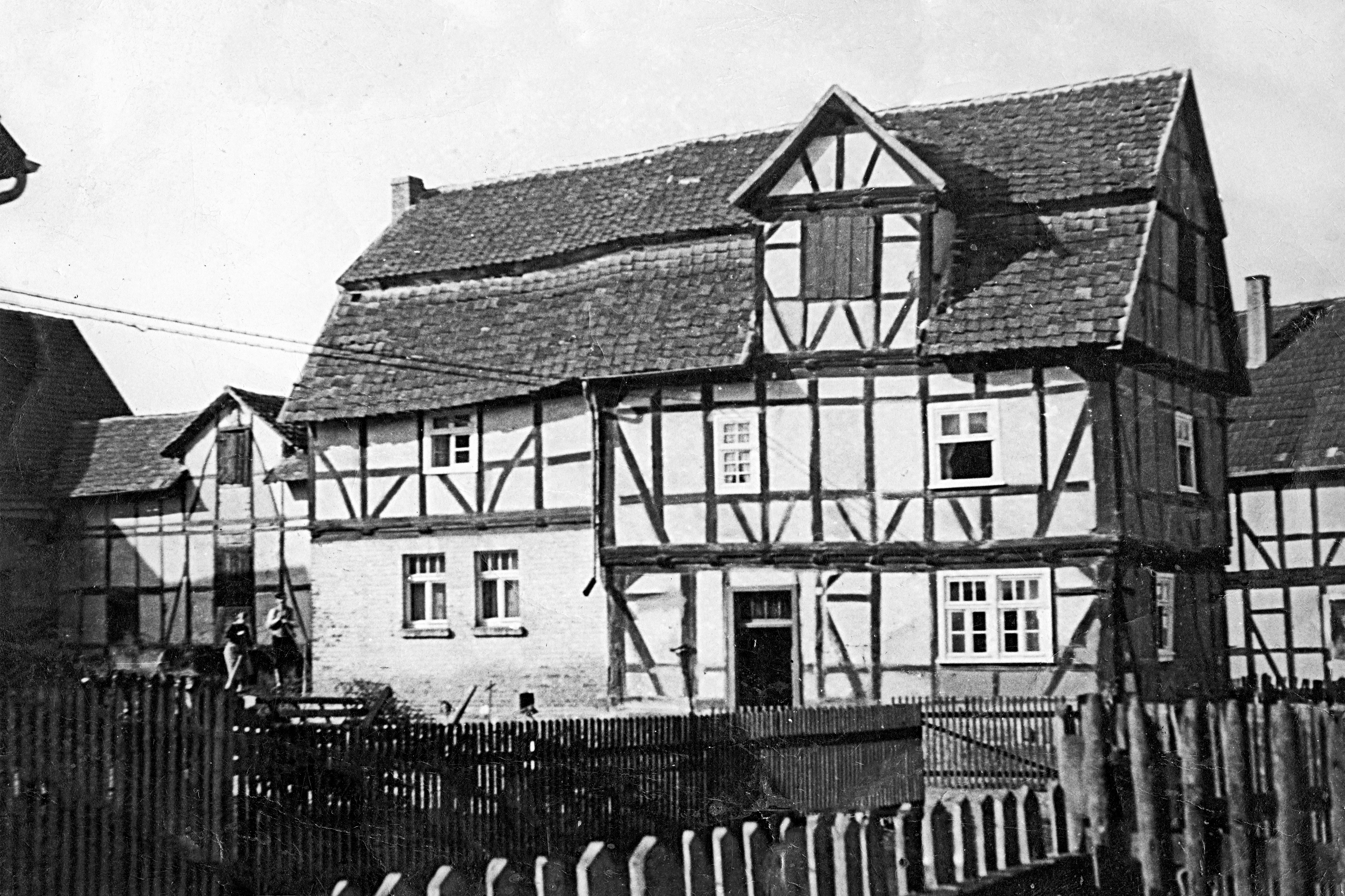 Hof der Familie Ullrich im Februar 1947 @Ilse Schäfer Hof der Familie Ullrich im Februar 1947 @Ilse Schäfer