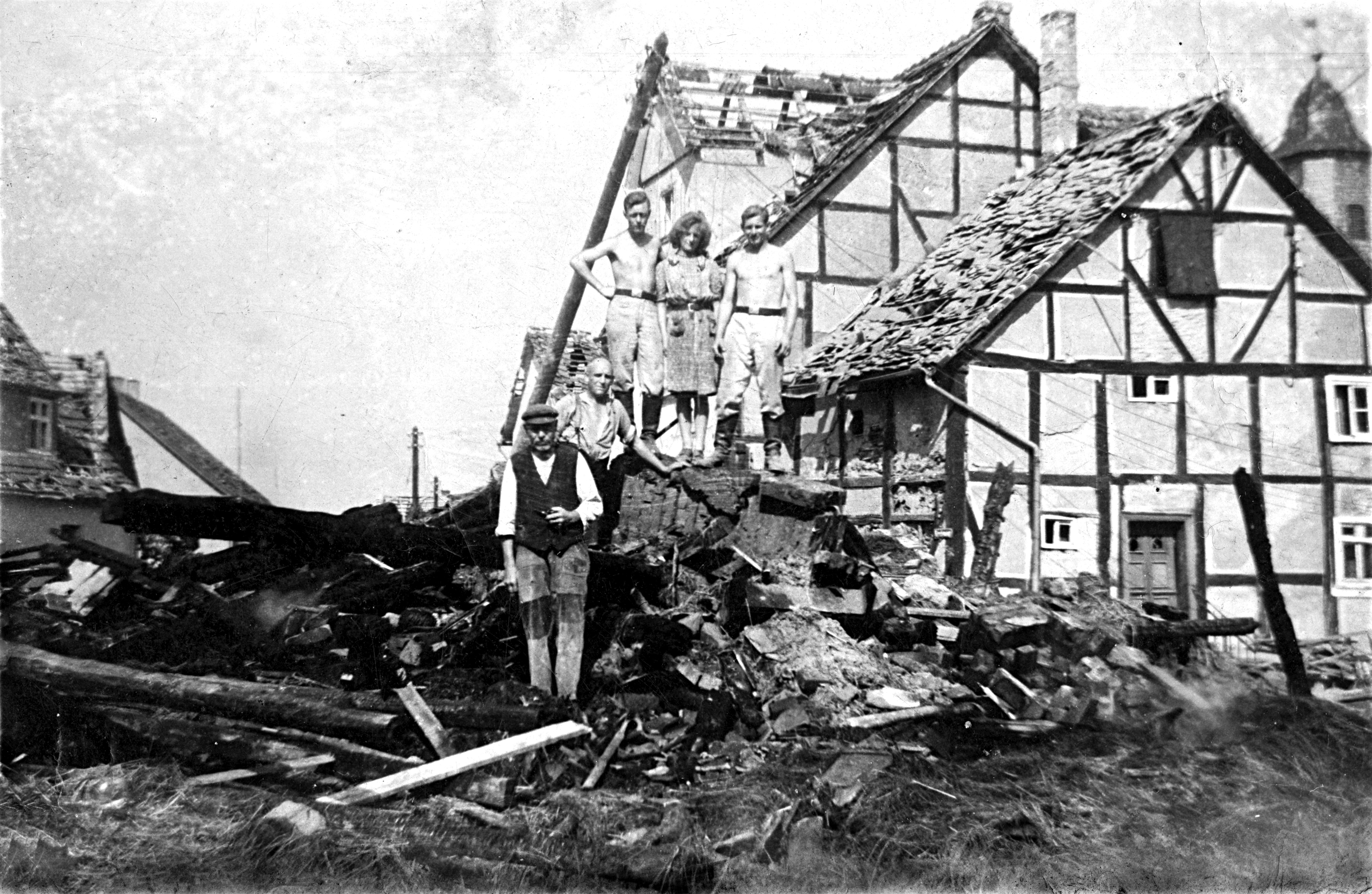 Beseitigung der Trümmer eingestürzter Häuser an den Straßen Opferhof, Ecke Hinter der Kirche.