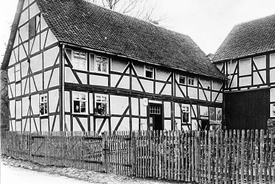 Hof in der Witzenhäuser Str. 22, ähnlichkeit zur Kreuzungsansicht des Hofes in der Breiten Str. 2 @Gemeinde Niestetal Hof in der Witzenhäuser Str. 22, ähnlichkeit zur Kreuzungsansicht des Hofes in der Breiten Str. 2 @Gemeinde Niestetal