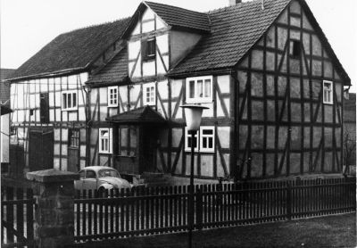 Früher mal das Gasthaus Kronenwirt und der alte Schulsaal in der Breiten Str. 2. @Gemeinde Niestetal