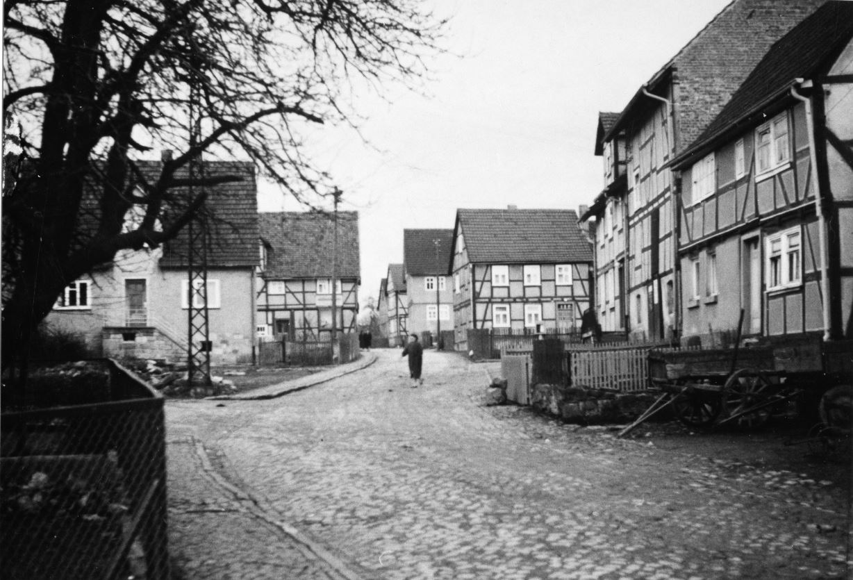 Die Dorfstraße, früher Große Straße, in Richtung Ortsausgang, etwa 1960. @Gemeinde Niestetal