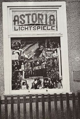 Das plakatierte Schaufenster des Astoria Lichtspiele mit einem Film von Burt Lancaster.