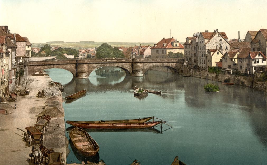 Die alte Fuldabrücke in Kassel mit den angrenzenden Fachwerkhäusern viel dem zweiten Weltkrieg zum Opfer.