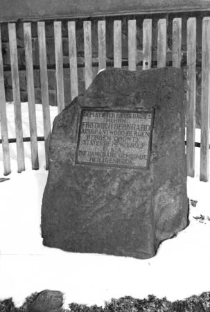 Der Gedenkstein vor dem alten Bürgermeisteramt in 1962. Sie können ihn heute immer noch in unmittelbarer Nähe der Tafel finden.