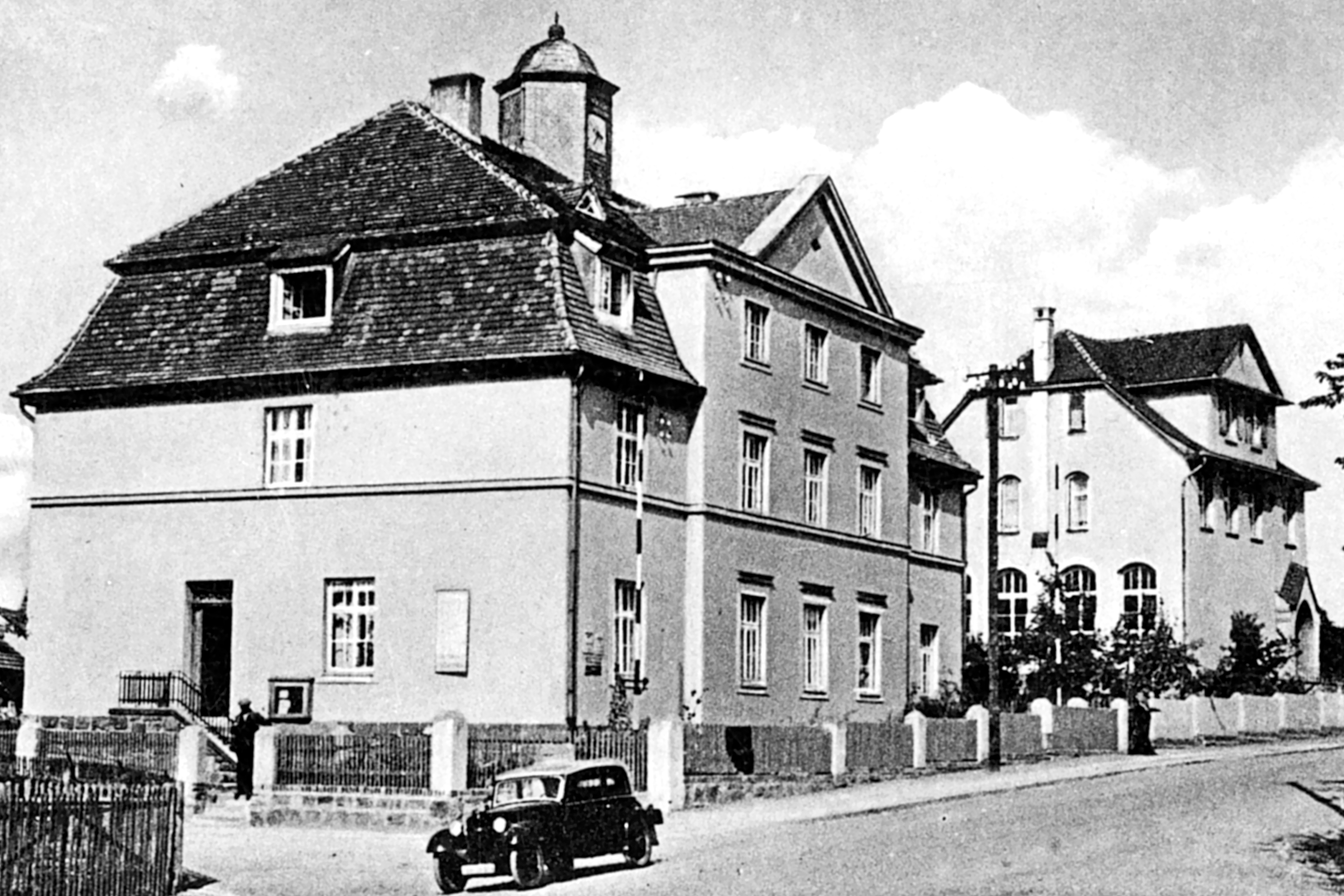 Das Bürgermeisteramt und dahinter die alte Schule in etwa 1935