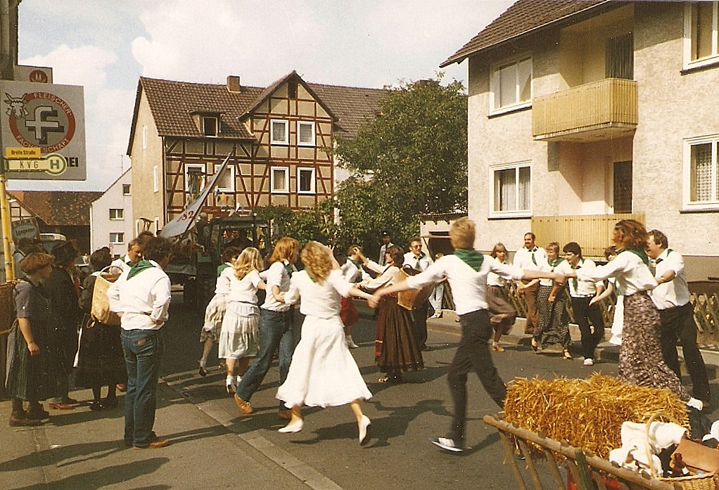 Die Tischtennis-Kirmes 1982 in der unteren Dorfstraße.