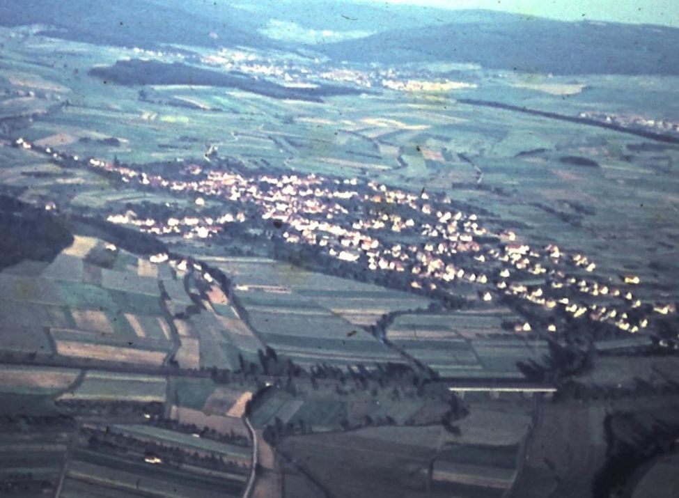 Luftaufnahme von Heiligenrode aus den 70er Jahren, Blickrichtung Südosten