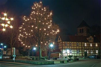 Bild Kirchplatz mit Weihnachtsbeleuchtung