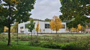 Das Bad von der Aue aus im Herbstlaub.