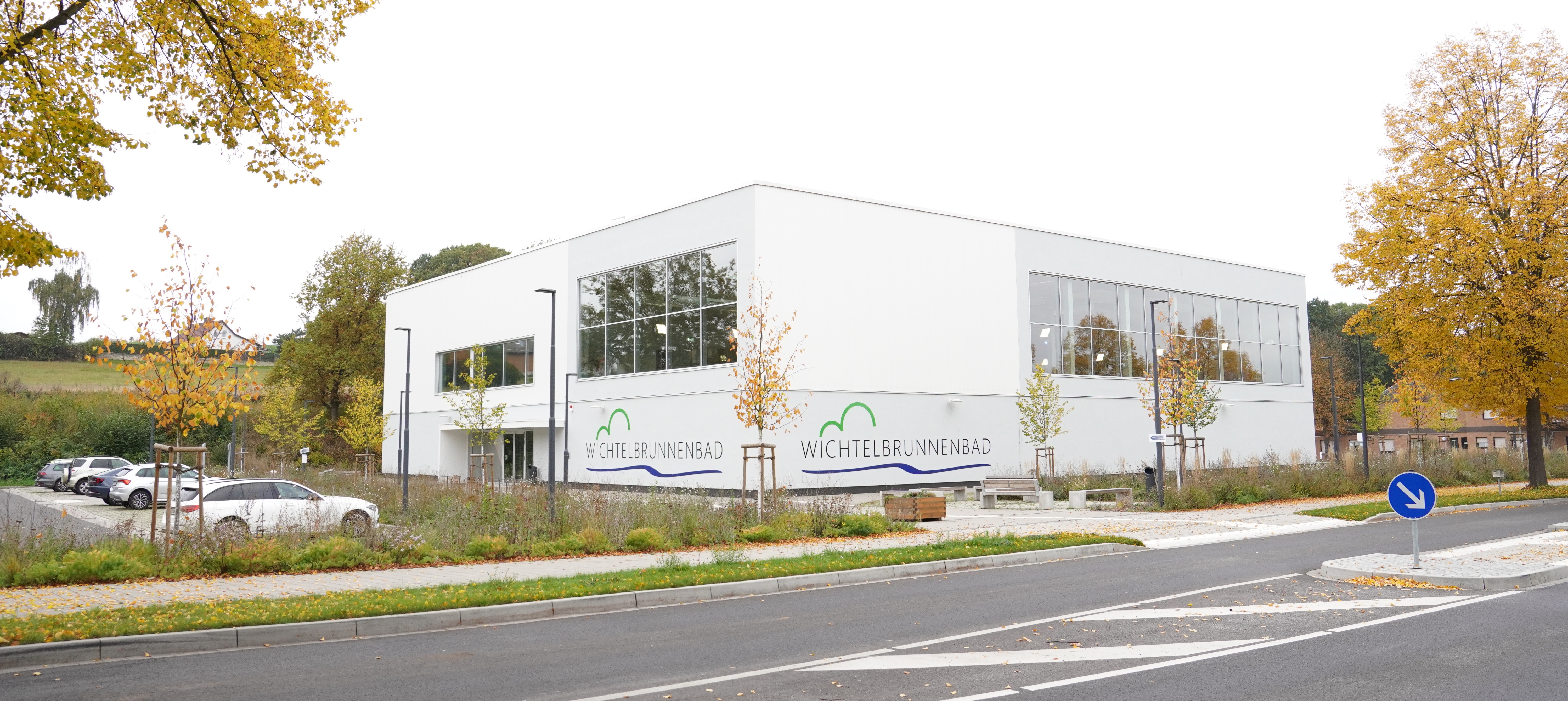 Bildergalerie, der Blick von der Heiligenröder Straße auf das Schwimmbad im goldenen rausch des Herbstlaubs.