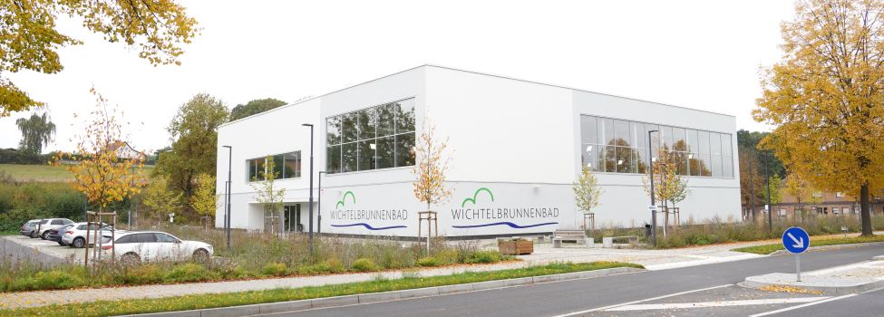 Bildergalerie, der Blick von der Heiligenröder Straße auf das Schwimmbad im goldenen rausch des Herbstlaubs.