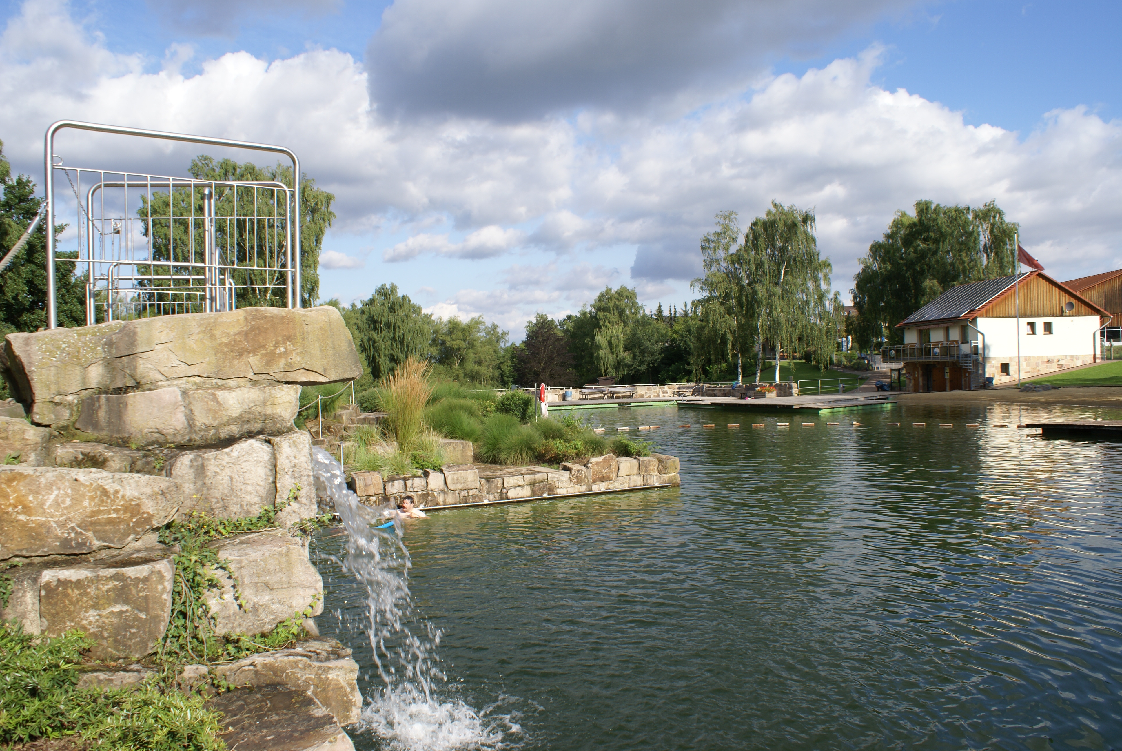 Der Wasserfall mit Sprungturm