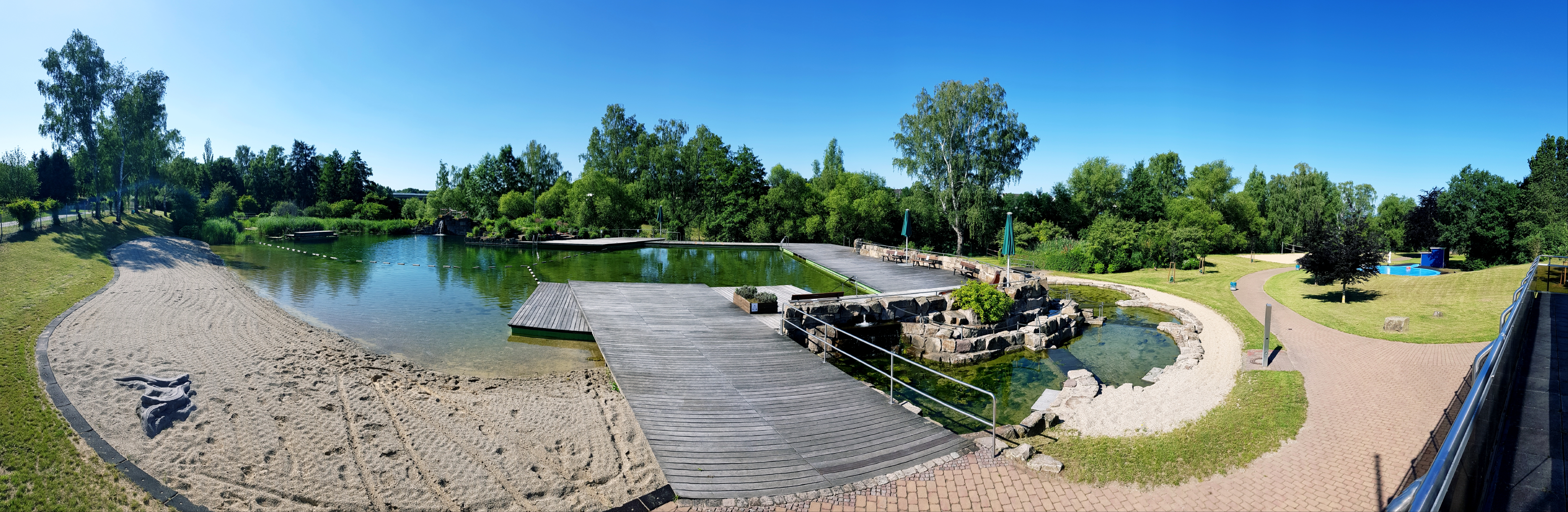 Das Hauptbecken, mit angegliedertem Bachlauf und den Liegewiesen