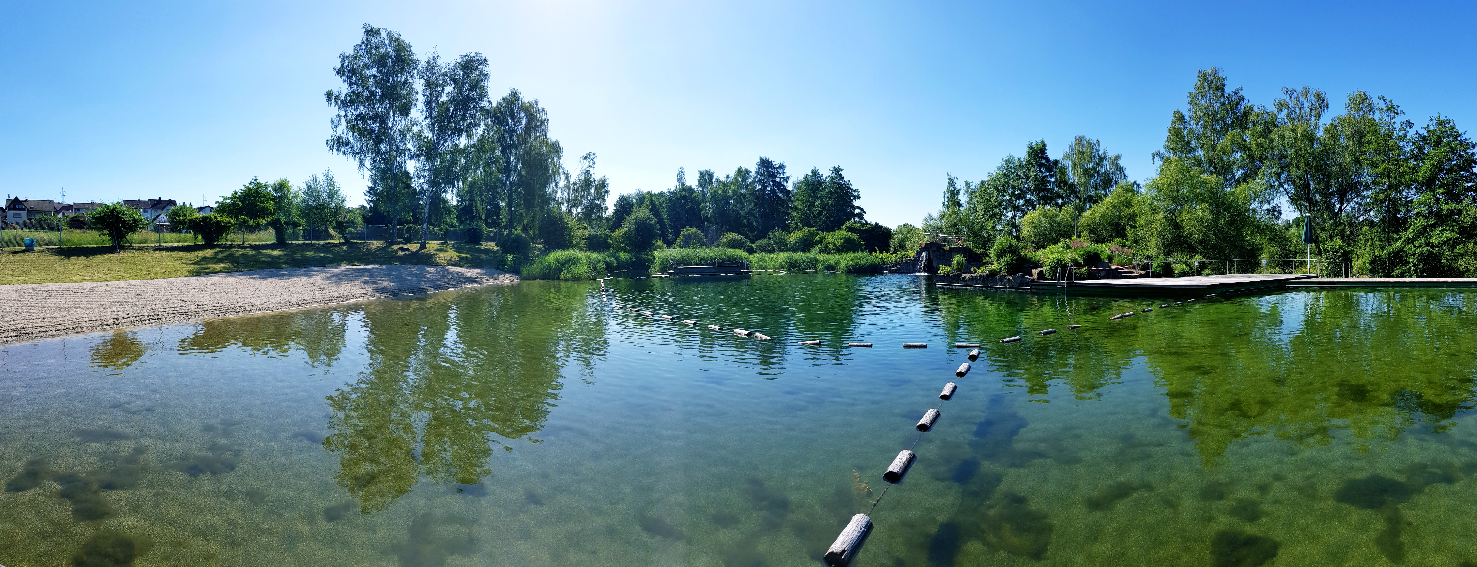 Das Hauptbecken mit Kiesboden und Gartenlandschaft