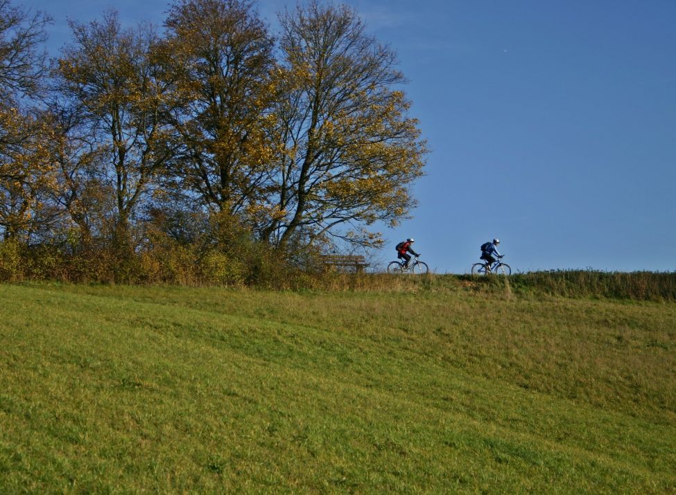 Fahrradfahrer unterwegs in der Natur Nordhessens
