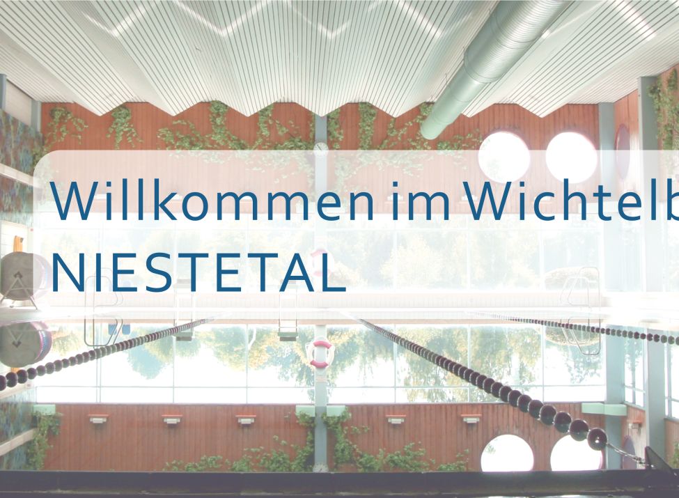 Das große Schwimmbecken des Wichtelbrunnebads, zusammen mit dem Logo und dem Schriftzug. Willkommen im Wichtelbrunnebad