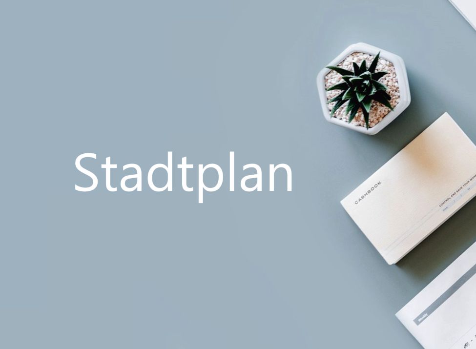 Aufgeräumter Bürotisch mit der Überschrift Stadtplan