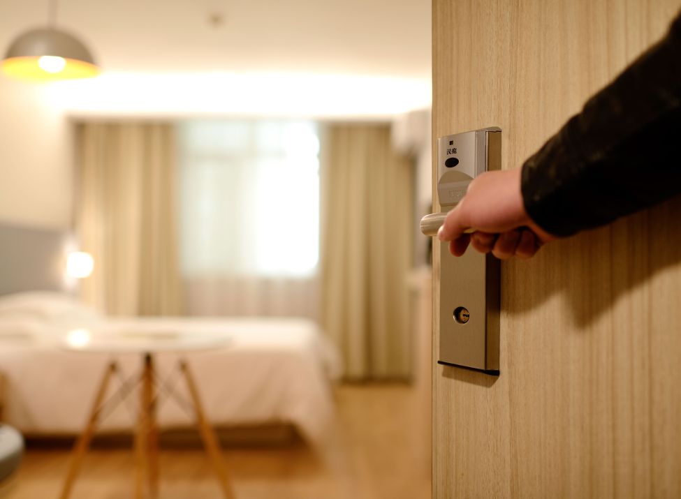 Willkommen in Ihrem Zimmer. Wir wünschen einen angenehmen Aufenthalt.