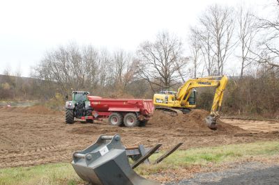 Nach dem offiziellen Spatenstich vergangenen Herbst kamen die Bagger im November 2020 endlich ins Rollen und trugen die oberen Erdschichten für das Fundament ab.