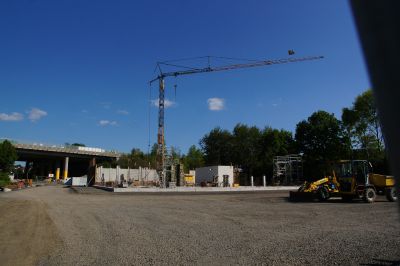 Die Baustelle wächst. Ein Kran hilft beim Bau der Wandelemente.