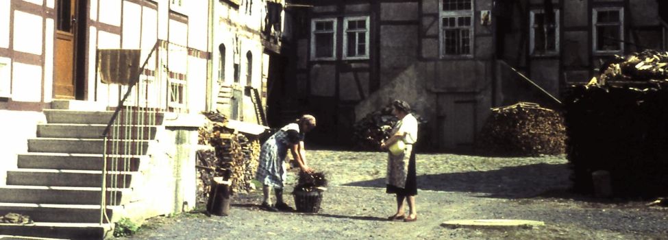 Dorfszene aus Niestetal, Fotograf unbekannt. Dorfszene aus Niestetal, Fotograf unbekannt.