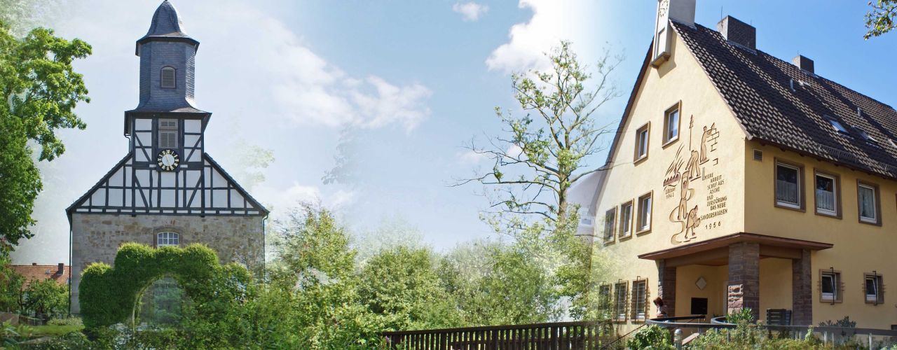 Die Kirche Heiligenrode eingebettet in eine grüne Landschaft, daneben das alte Bürgermeisteramt in Sandershausen.