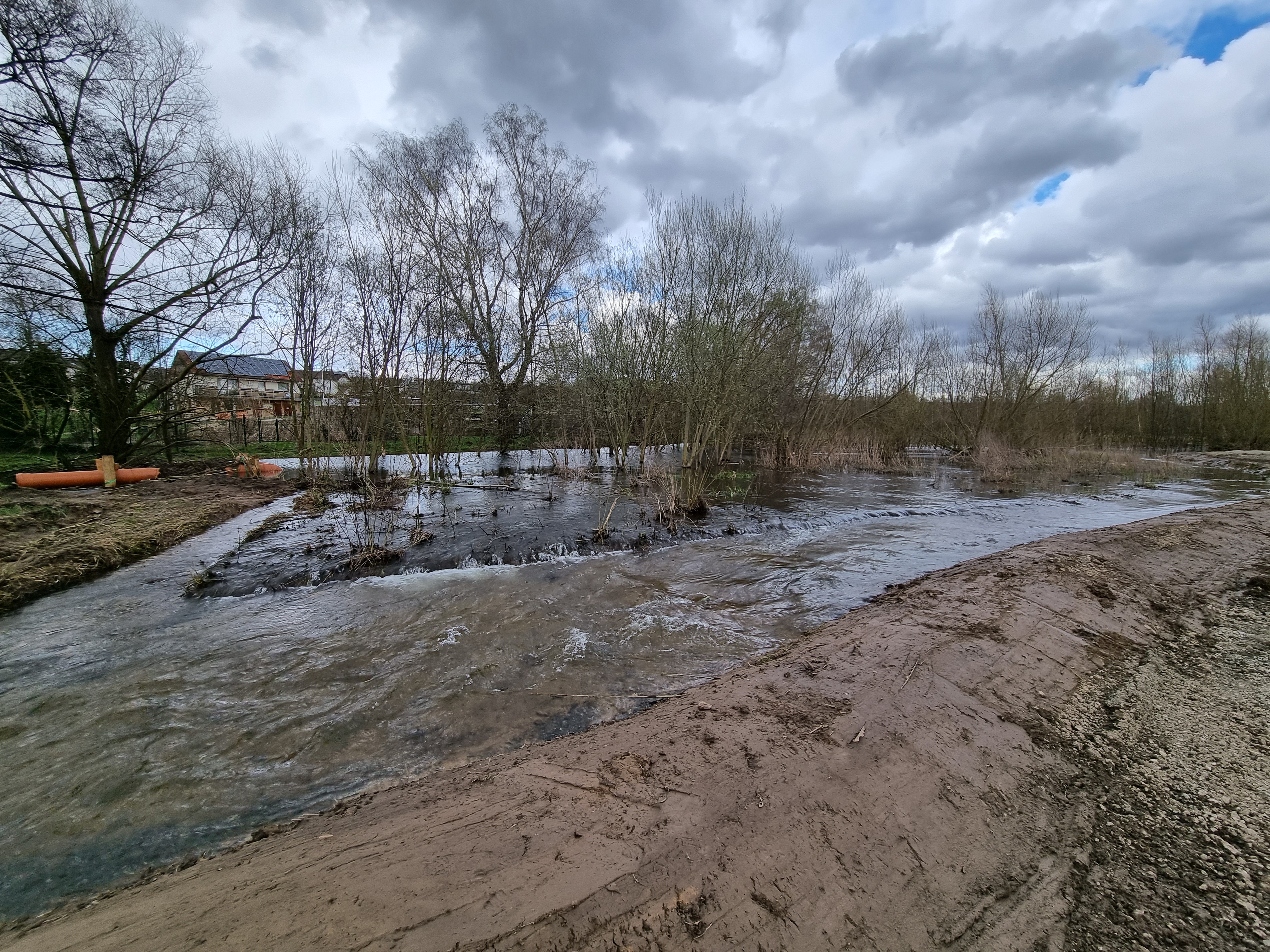 Der „Bypass“ auf Höhe des Biberdamms und die entstandene Biber-Seenlandschaft gegenüber des Naturerlebnisbades. Hier können schnelle Fließgeschwindigkeiten entstehen.