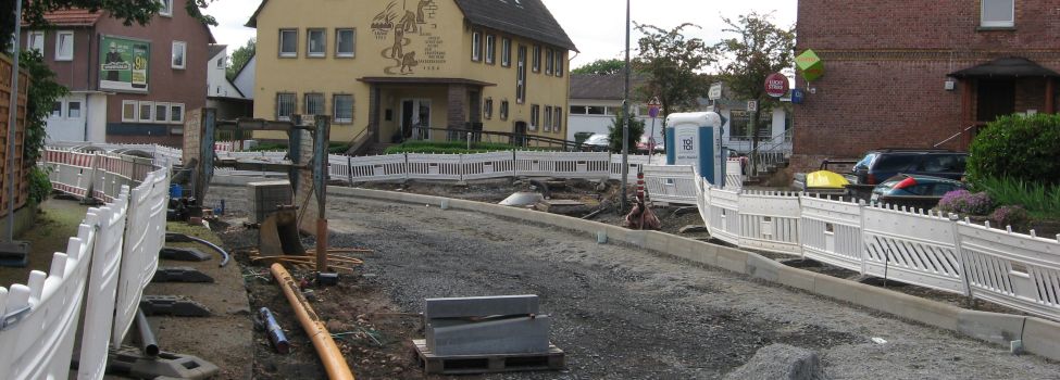 Die Hannoversche Straße während des Umbaus, mit Blick auf das alte Bürgermeisteramt.
