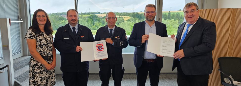 Es zeigt v.l.: Sandra Fleck (Leitung Fachbereich Ordnung und Soziales), Andreas Leck (2. stellv. Gemeindebrandinspektor), Gemeindebrandinspektor Ingolf Aust, Bürgermeister Marcel Brückmann und Regierungspräsident Mark Weinmeister.