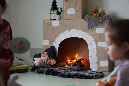 Für Stimmung sorgte neben dem Lesesessel auch der selbstgebastelte Kamin.