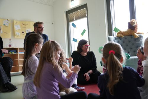 Staatssekretärin Strube liest im Beisein von Bürgermeister Brückmann vor.