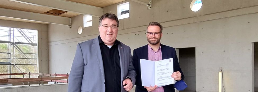 Regierungspräsident Weinmeister und Bügermeister Brückmann im Rohbau des Ersatzneubaus Wichtelbrunnenbad.