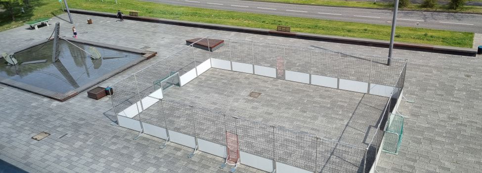 Soccer-Feld am Rathaus, direkt neben dem Brunnen. Frei für alle.
