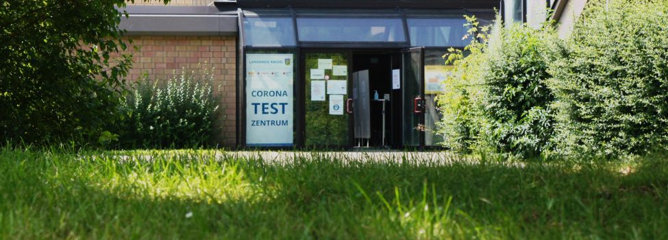 Das DRK-Testzentrum Niestetal erreichen Sie über den Haupteingang der Mehrzweckhalle.