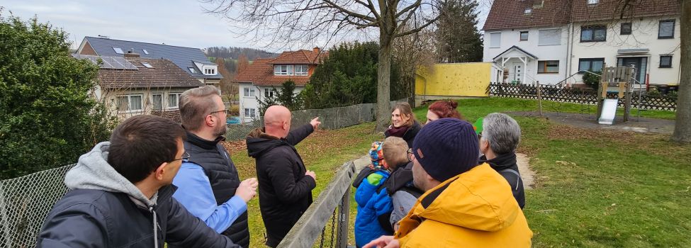 Die Bürgerinitiative zum Erhalt des Spielplatzes Birkenweg trifft sich mit Bürgermeister Brückmann.
