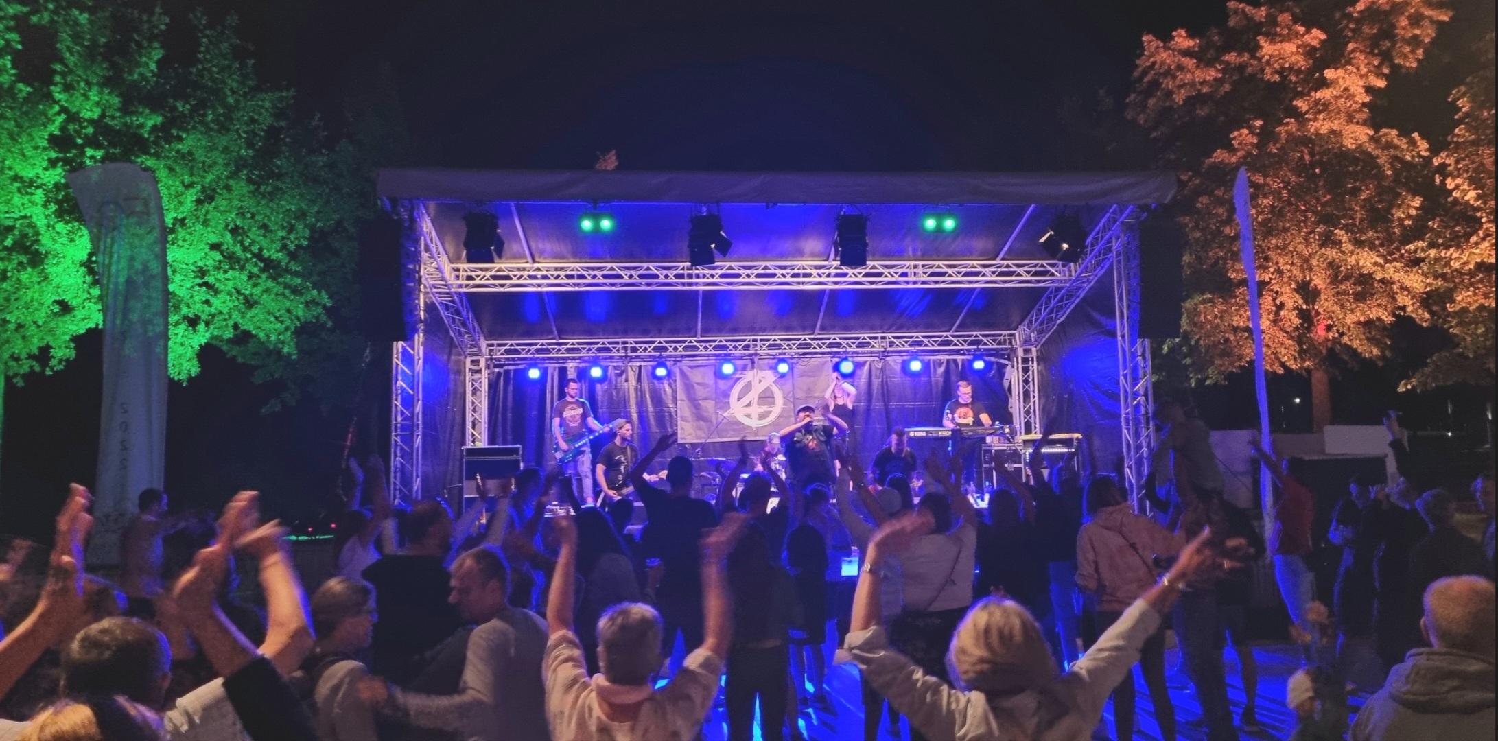 TZONE rockt Niestetal mit Hits aus zahlreichen Jahrzehnten. Die Feier ging bis in die Nacht hinein.