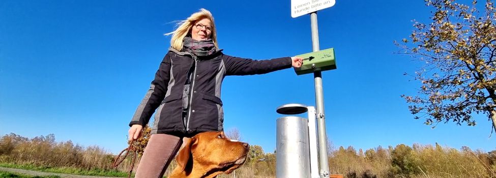 Frau Mönnich und Hund Emil nutzen beim Rundgang in der Niesteaue den neuen Sac-O-Mat.